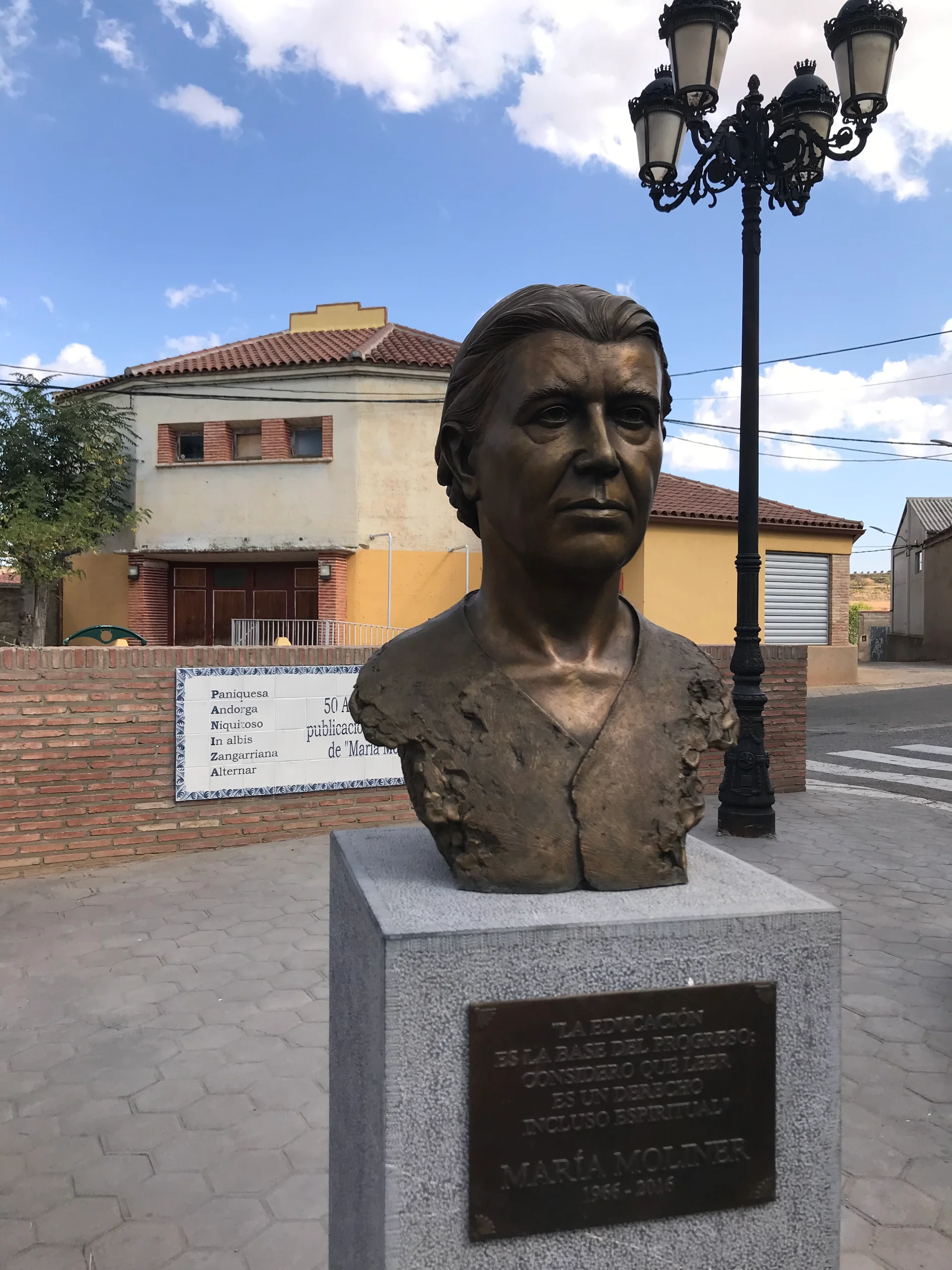Busto de bronce de María Moliner en la plaza de Paniza