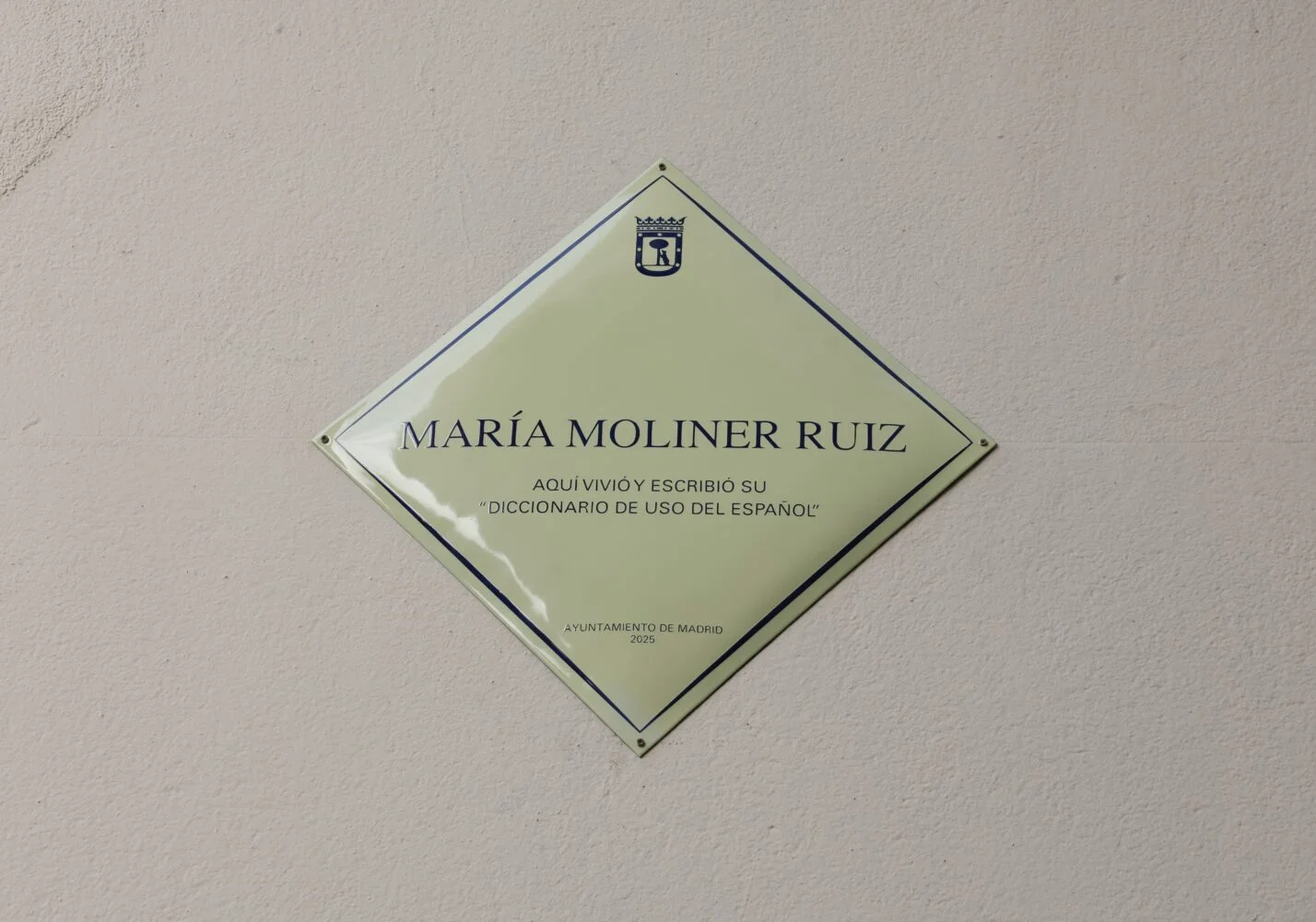 Placa del Ayuntamiento de Madrid en honor a María Moliner