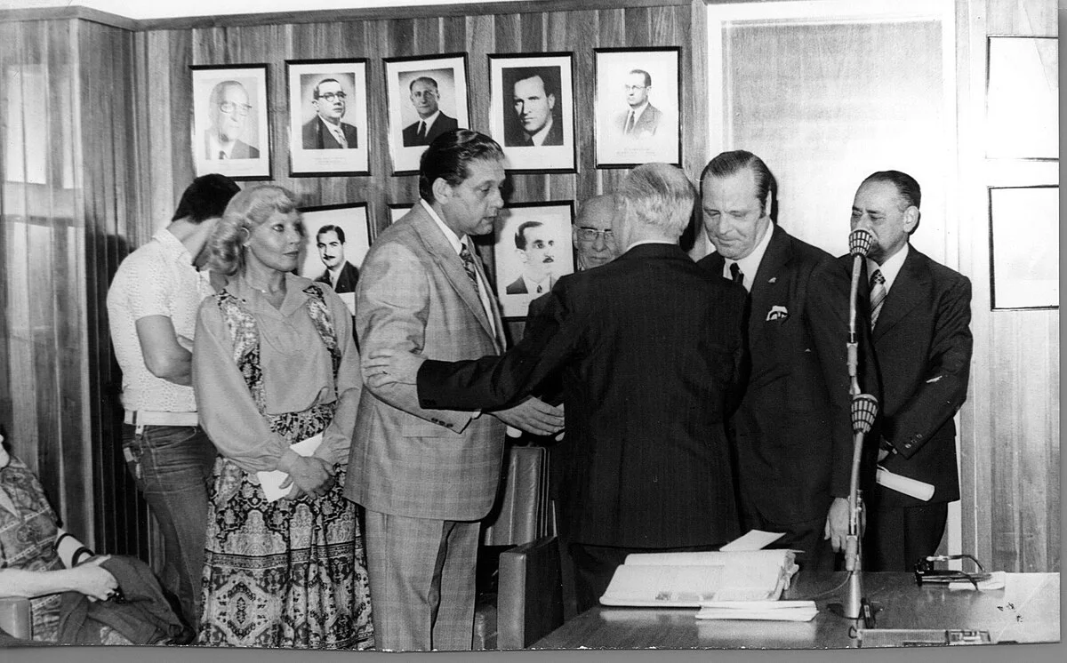 René Favaloro recibiendo diploma de la UNLP