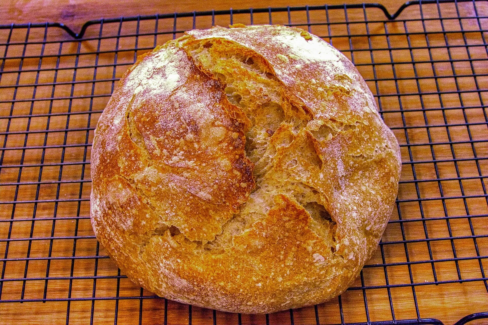Hogaza de pan de masa madre recien horneada