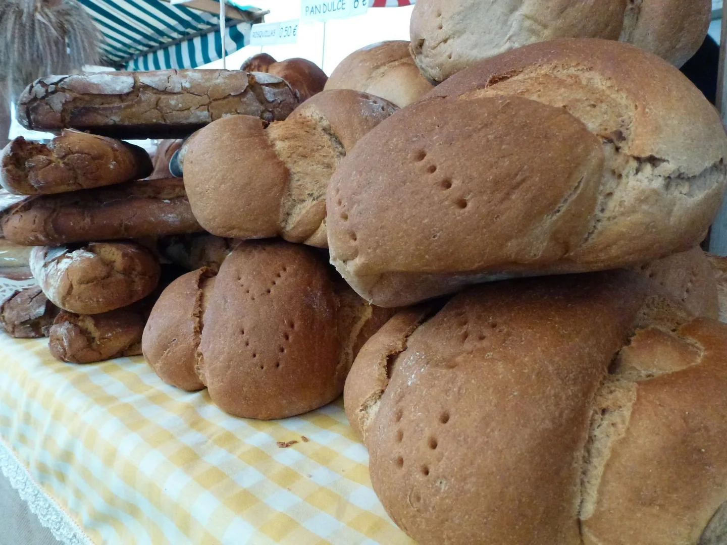 Panes artesanales de escanda en un mercado tradicional